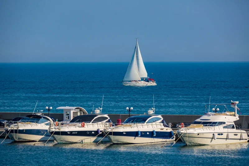 Скільки коштує покататися на яхті в Одесі